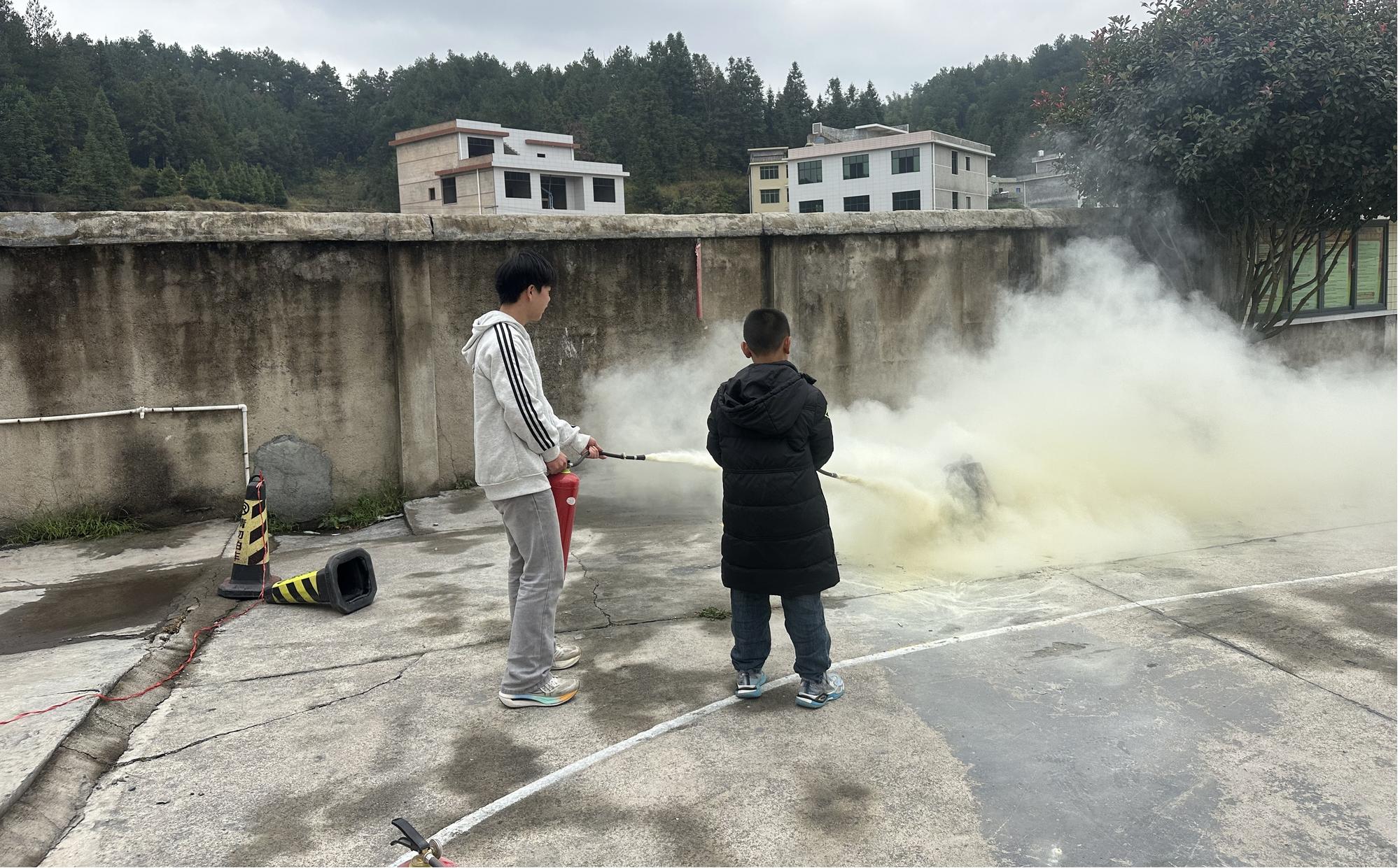 隆回县荷田乡长鄄学校开展消防安全与防空袭综合应急演练