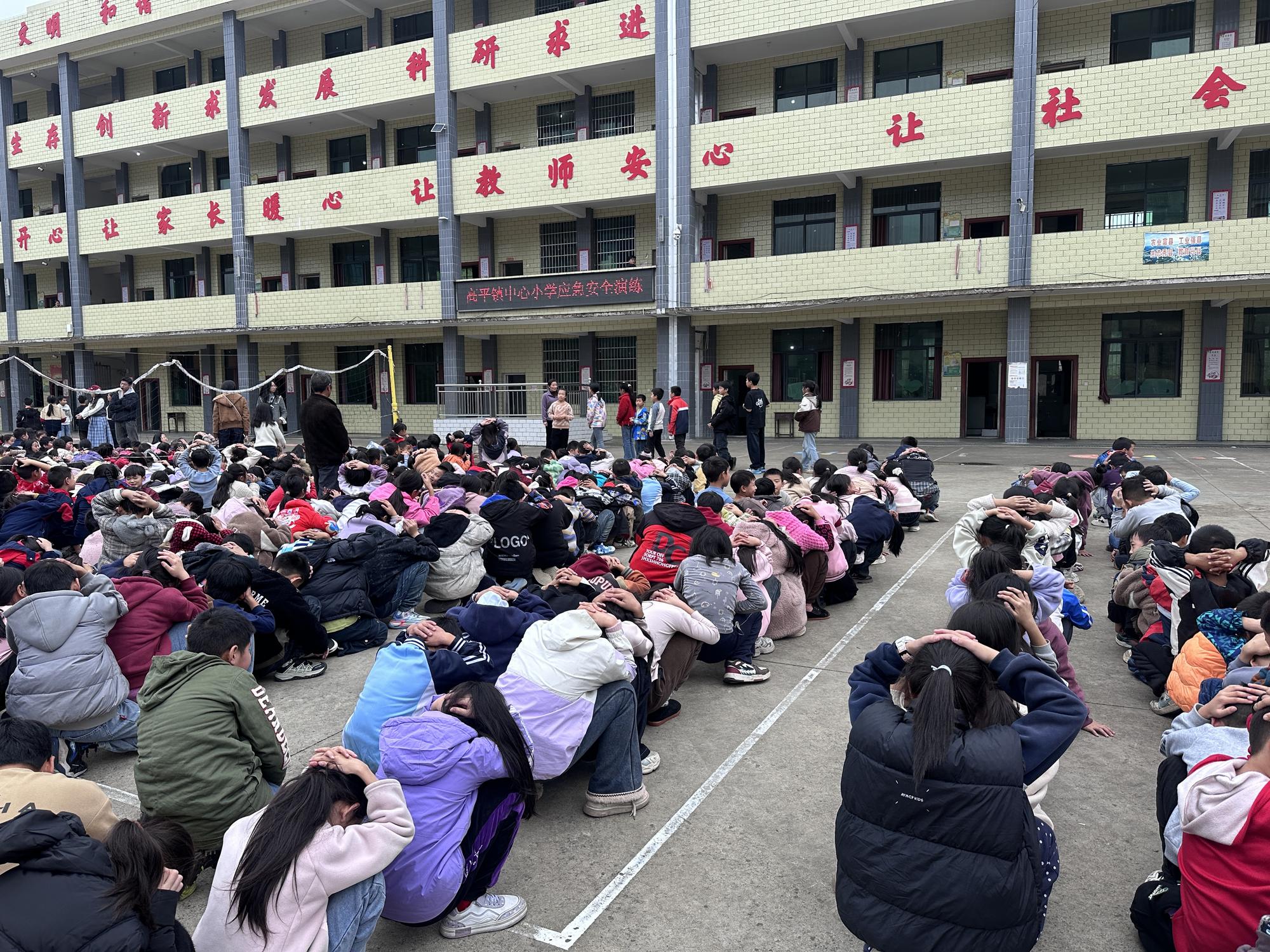 隆回县高平镇中心小学举行校园应急安全综合演练