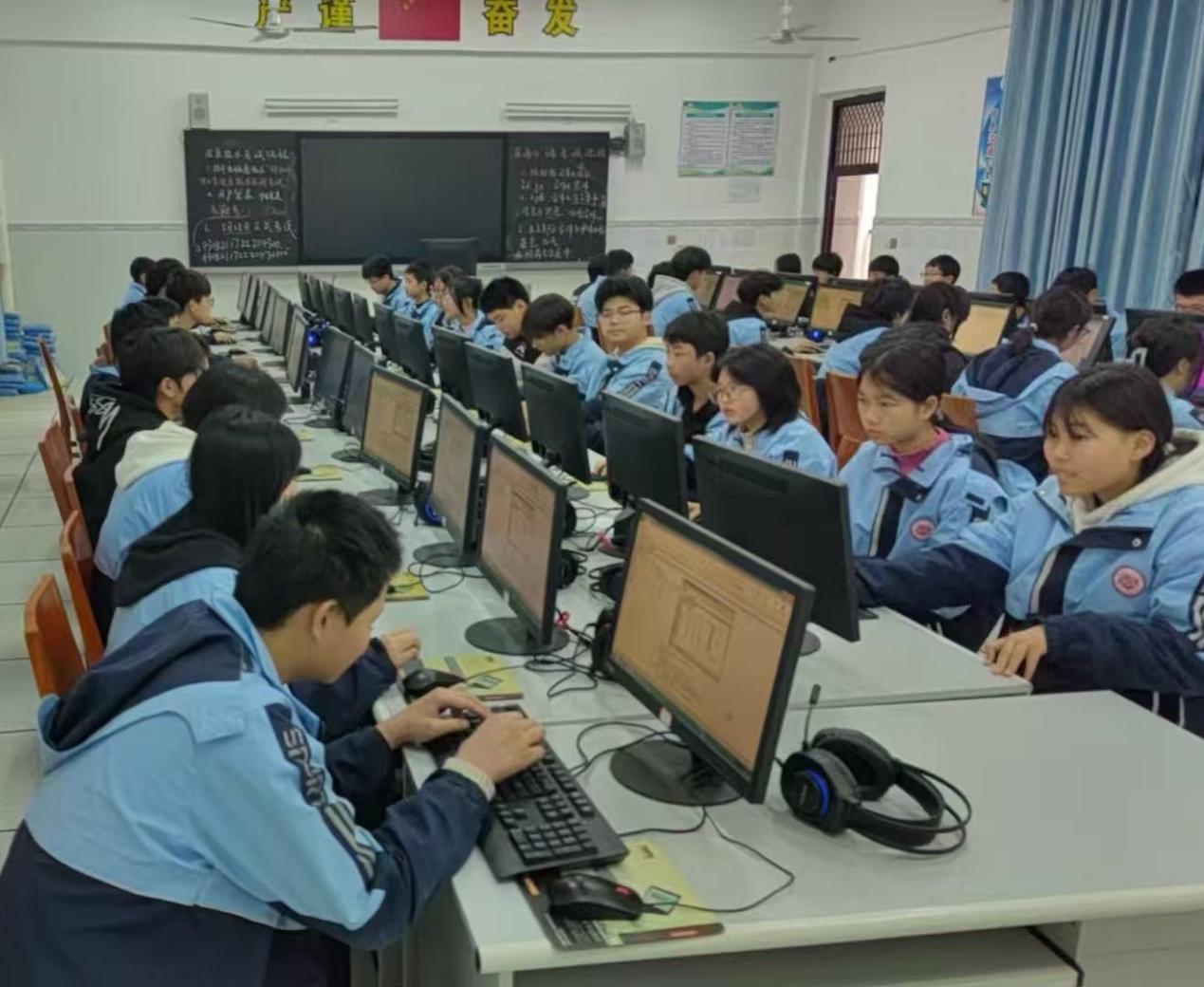 邵东芙蓉学校：新计算机机房投用 激活教育数字化新动能