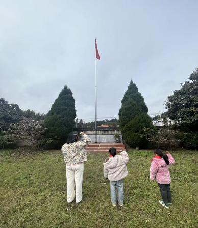 隆回县麻塘山乡烟竹坪小学举行少先队新队员入队仪式