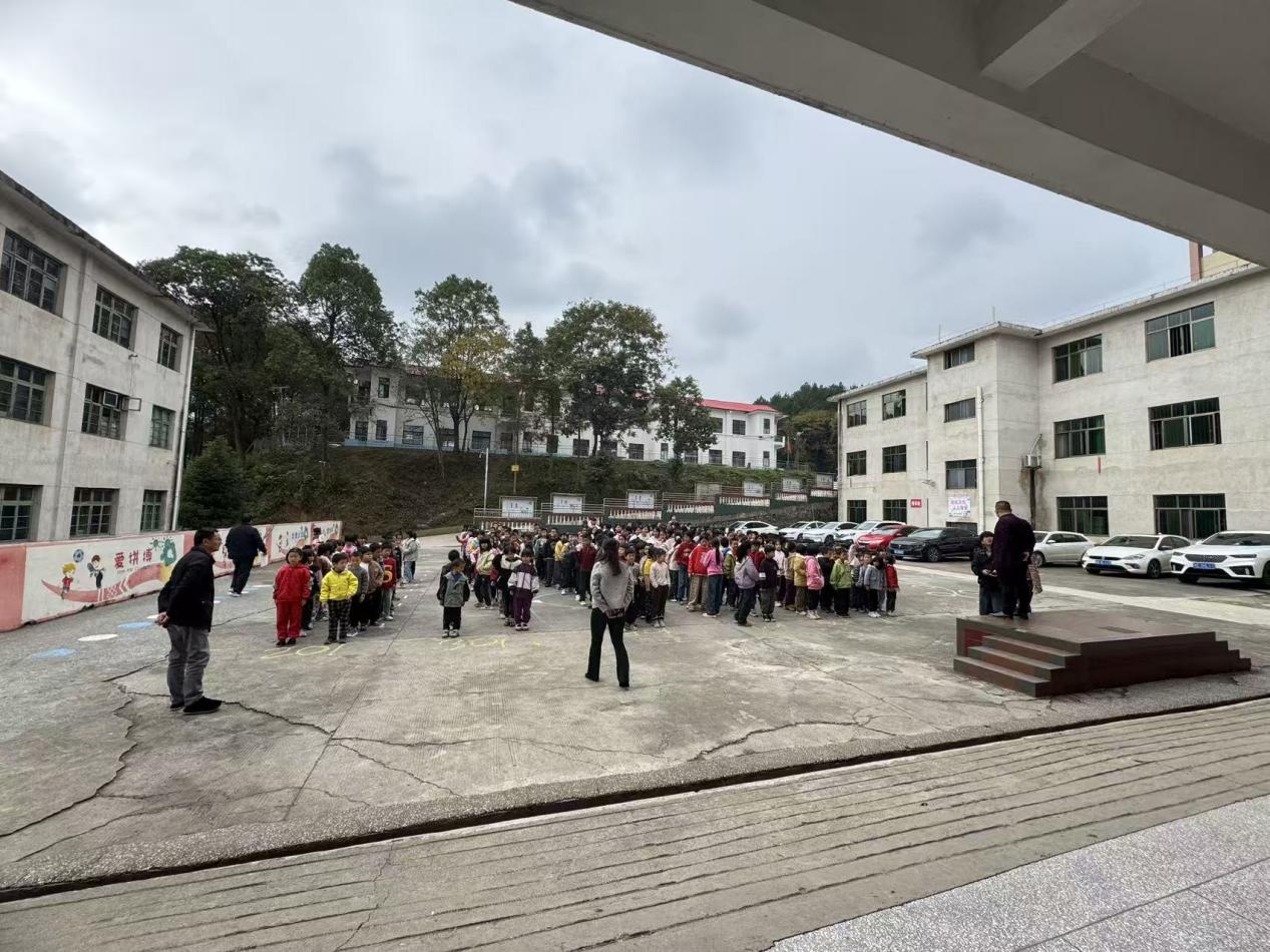 隆回县北山镇云峰九年义务制学校开展防空演练活动