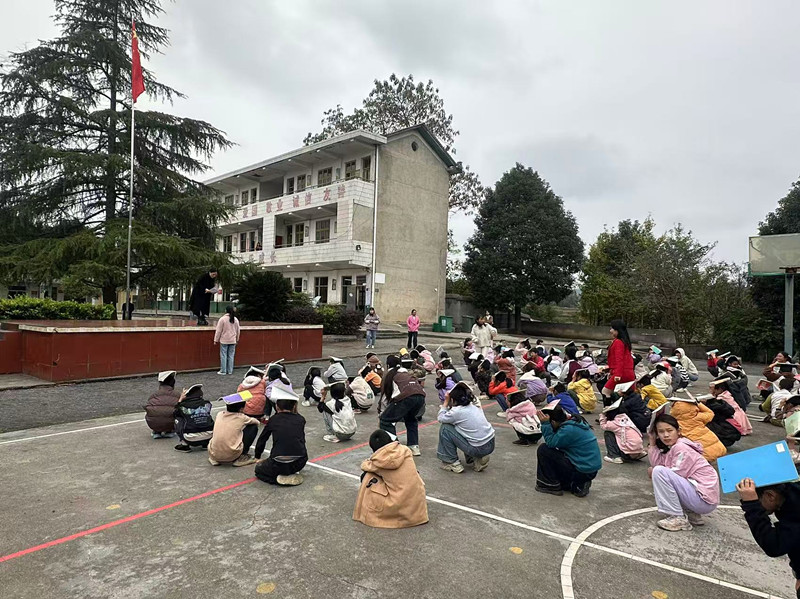 隆回县北山镇梅溪小学开展防空疏散演练活动