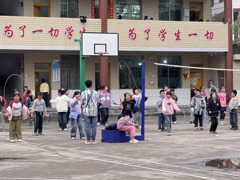 隆回县西洋江镇苏河完全小学开展体育兴趣活动