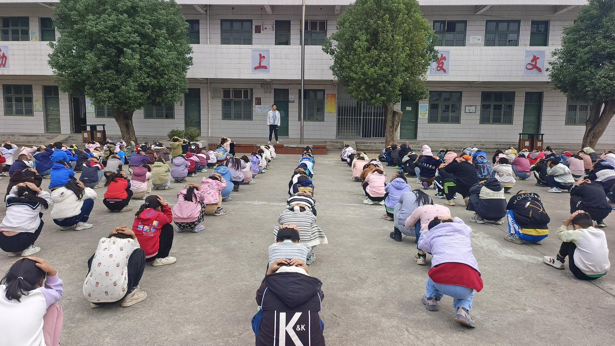 邵东市灵官殿镇公田小学举行防震减灾疏散演练暨主题安全教育活动