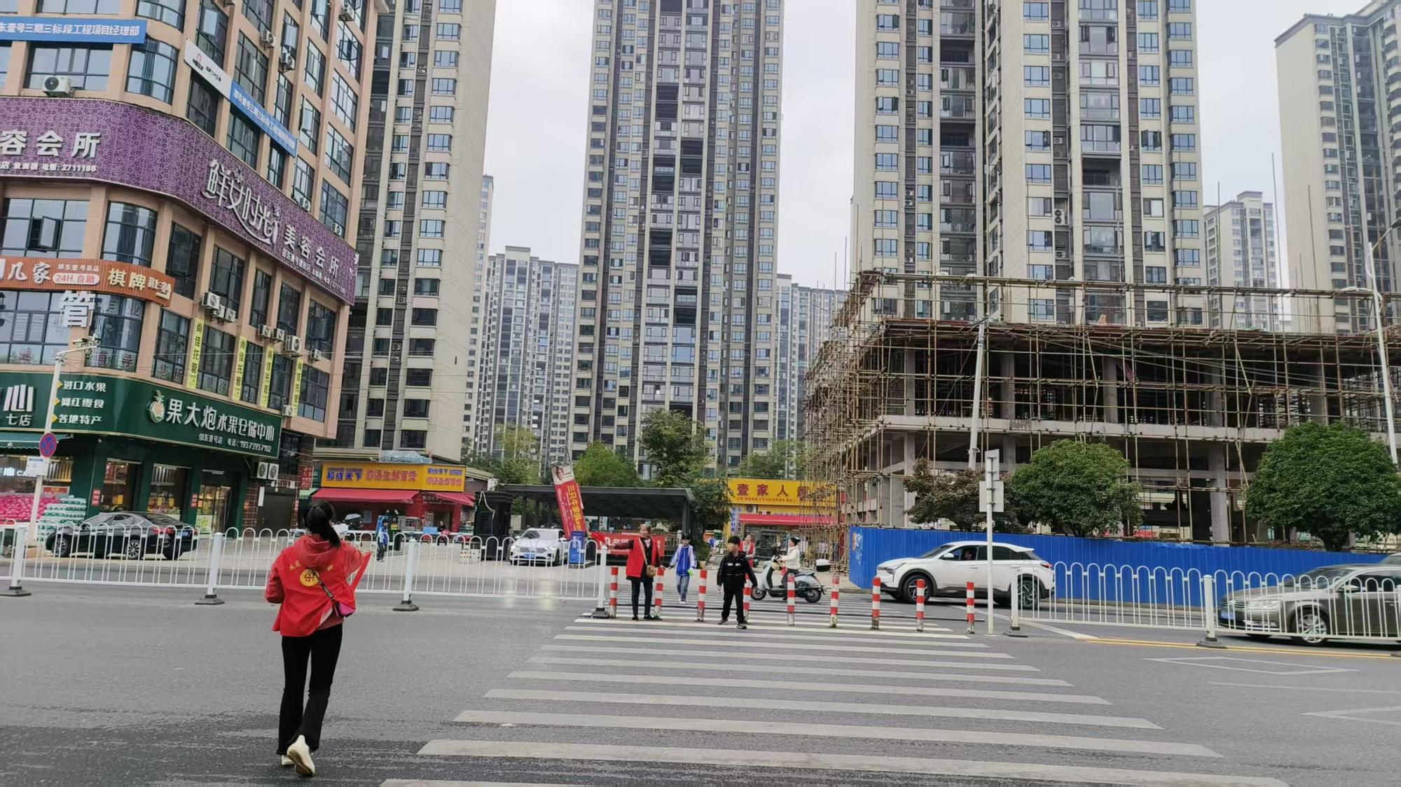 邵东城区四小开展家长义工助力校园交通安全行动