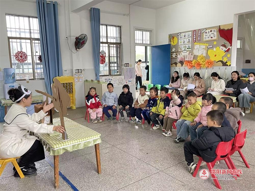 洞口县花园镇中心幼儿园开展社会领域教学比武活动