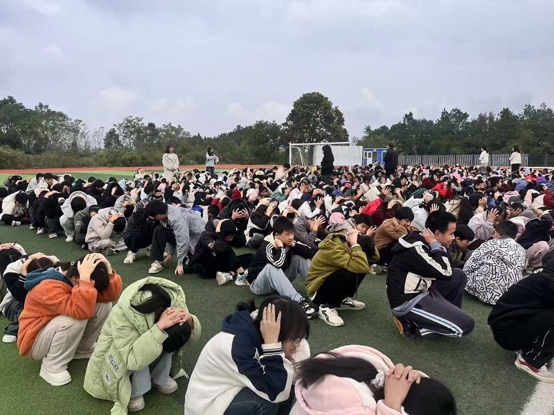 隆回县北山镇中学开展防空应急疏散演练