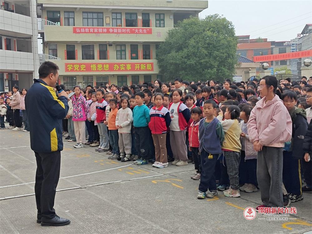 洞口县山门镇中心小学开展消防应急疏散演练活动