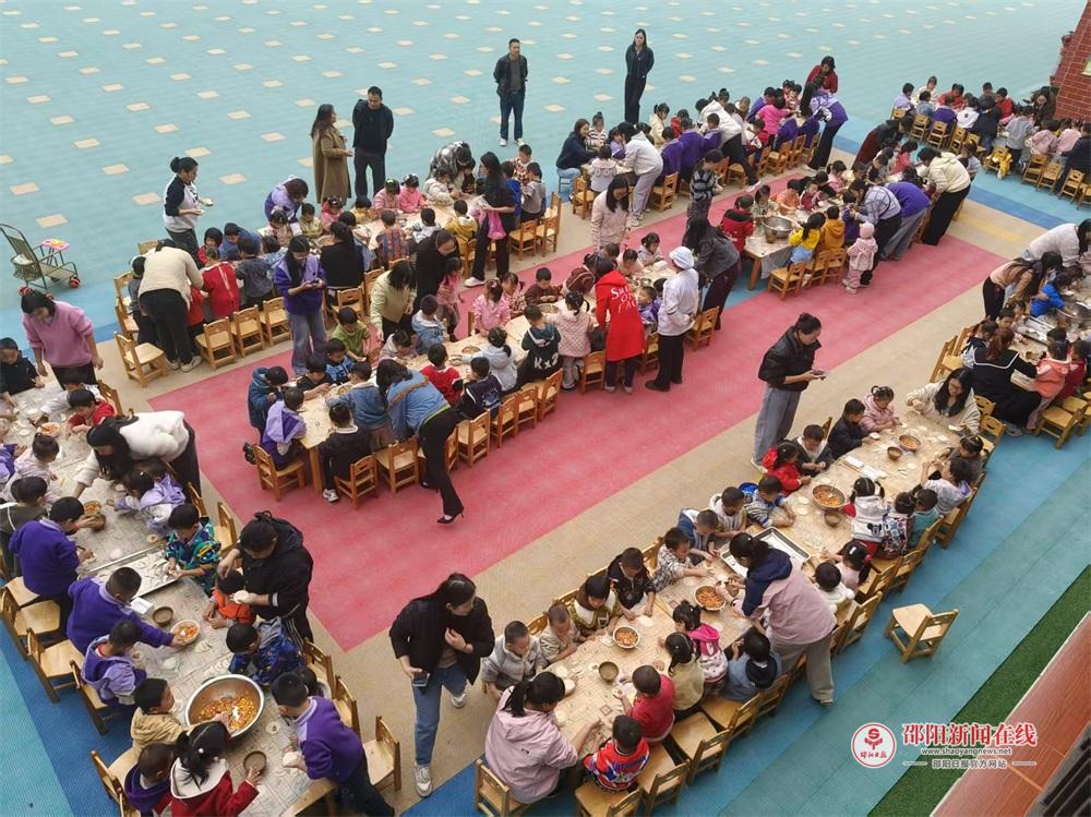 武冈市邓家铺镇中心幼儿园开展“暖暖立冬情，快乐包饺子”立冬活动