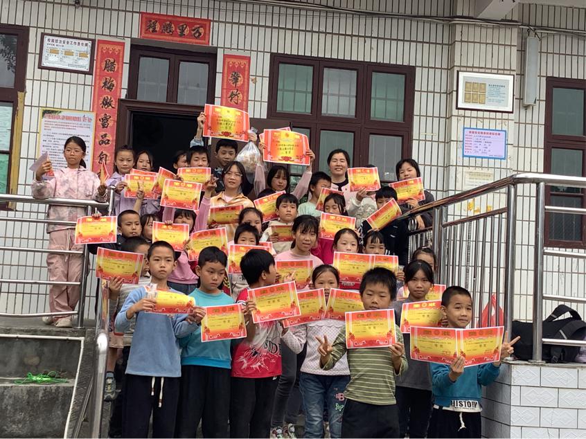 隆回县三阁司镇临江小学举行跳绳比赛