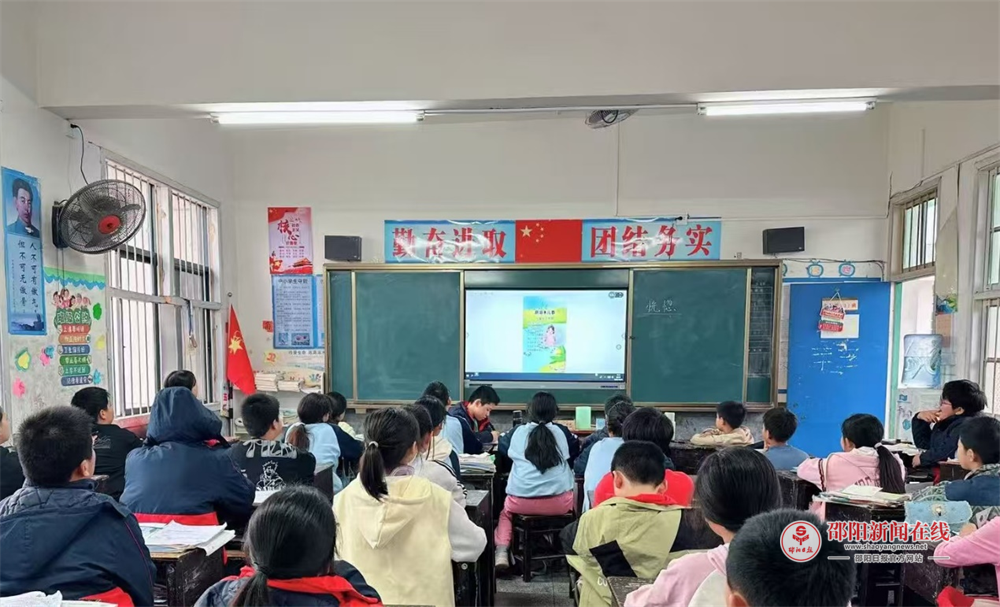 洞口县竹市镇秀丰完小开展学唱《防溺水歌曲》主题活动