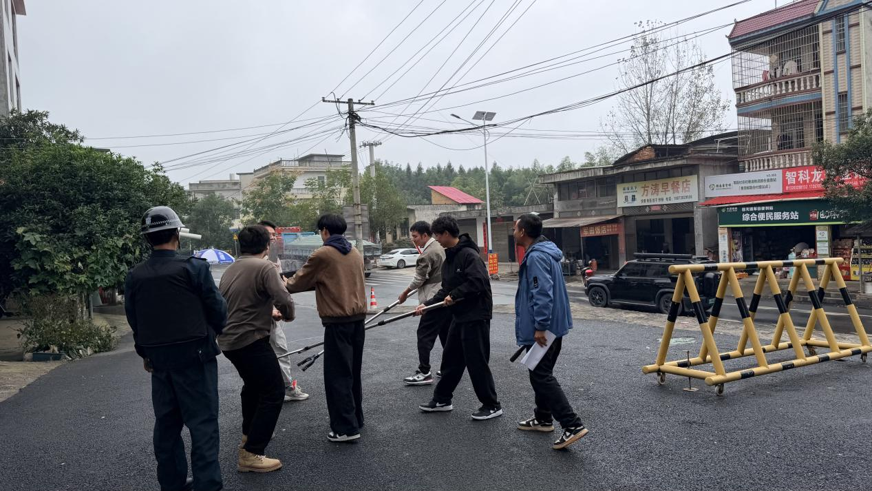 新宁县回龙寺镇军田中心小学举行反恐防暴应急演练