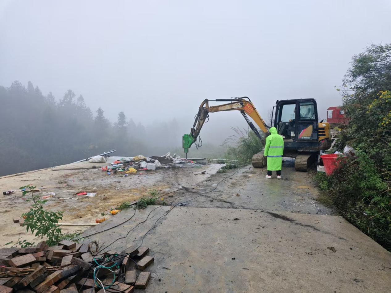 隆回荷香桥镇：冒雨拆违护良田 严守耕地保护线<div></div>