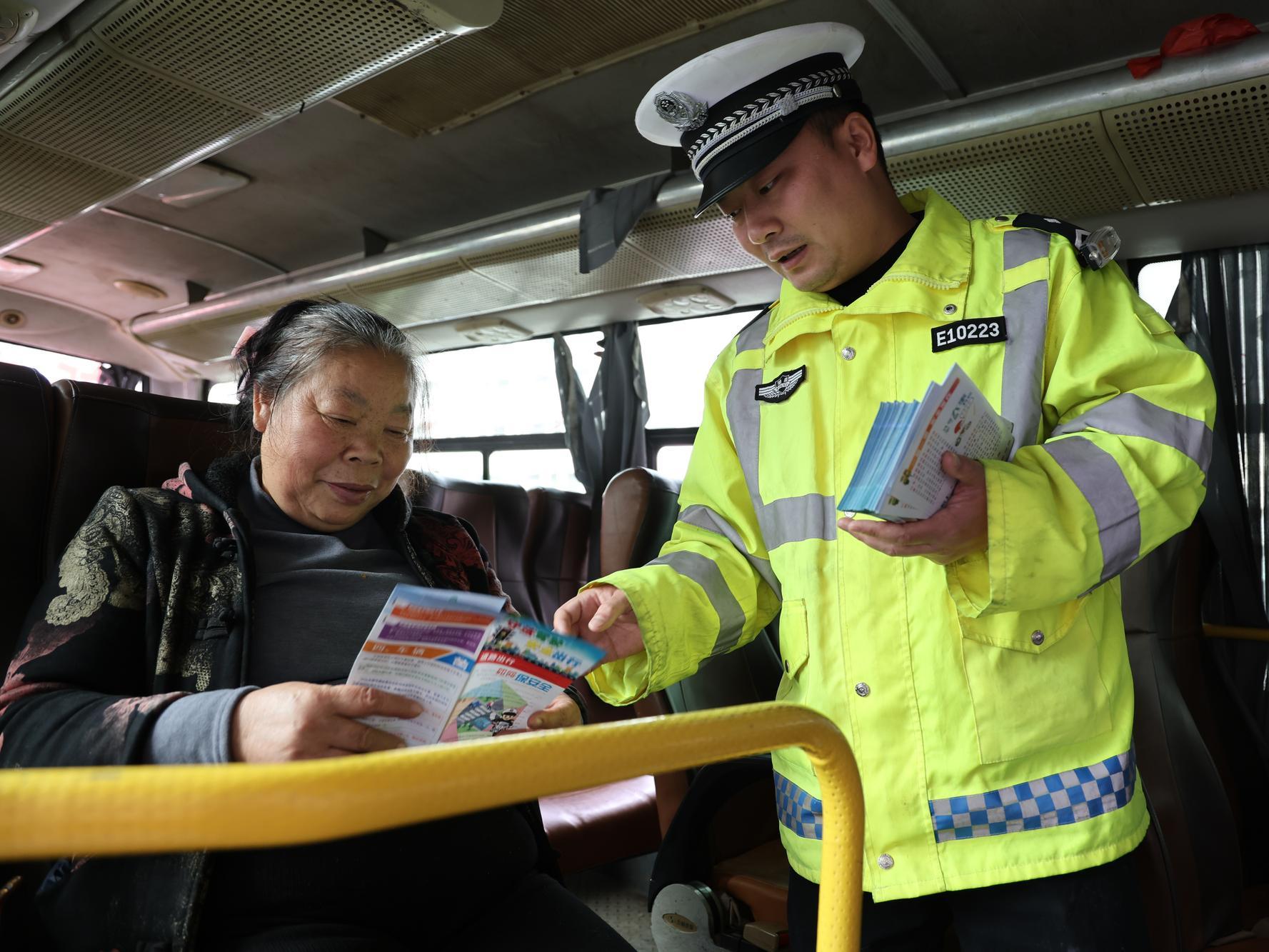 隆回交警聚焦客运安全开展交通安全宣传活动