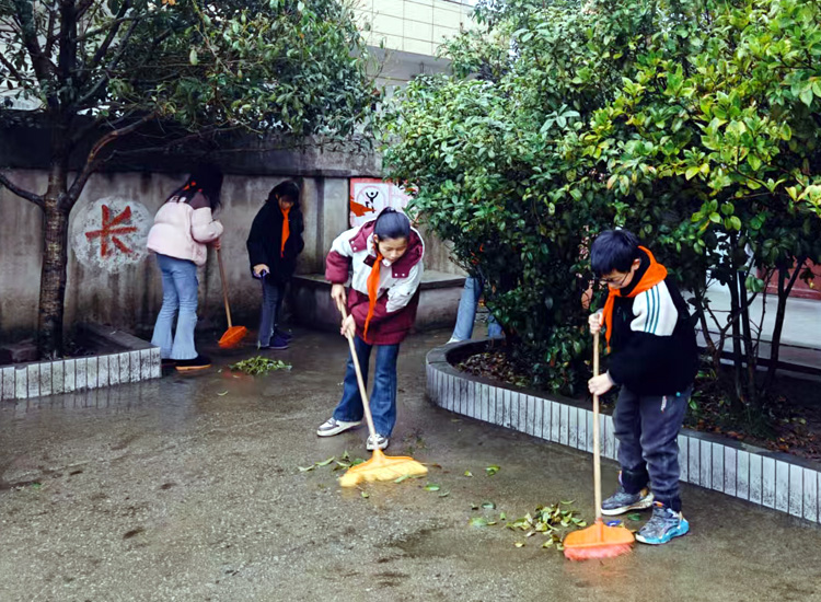 隆回县金石桥镇高洲完全小学开展清洁校园行动