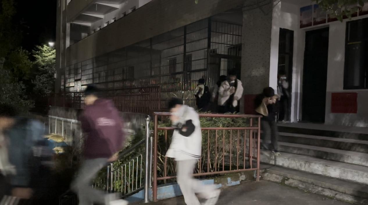 新宁县民族中学开展夜间消防安全应急疏散演练