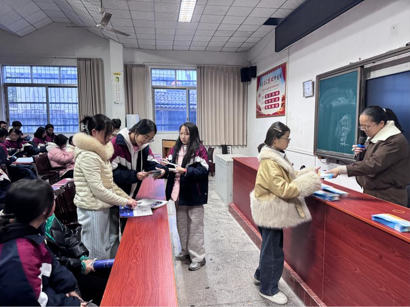 洞口县竹市镇中学开展“蓝信封”书信活动