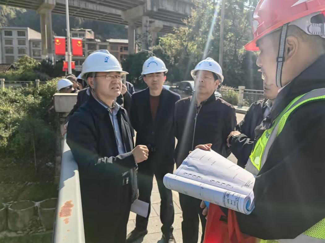 平溪幸福河湖建设按下“加速键” 洞口县段开展一线调度工作