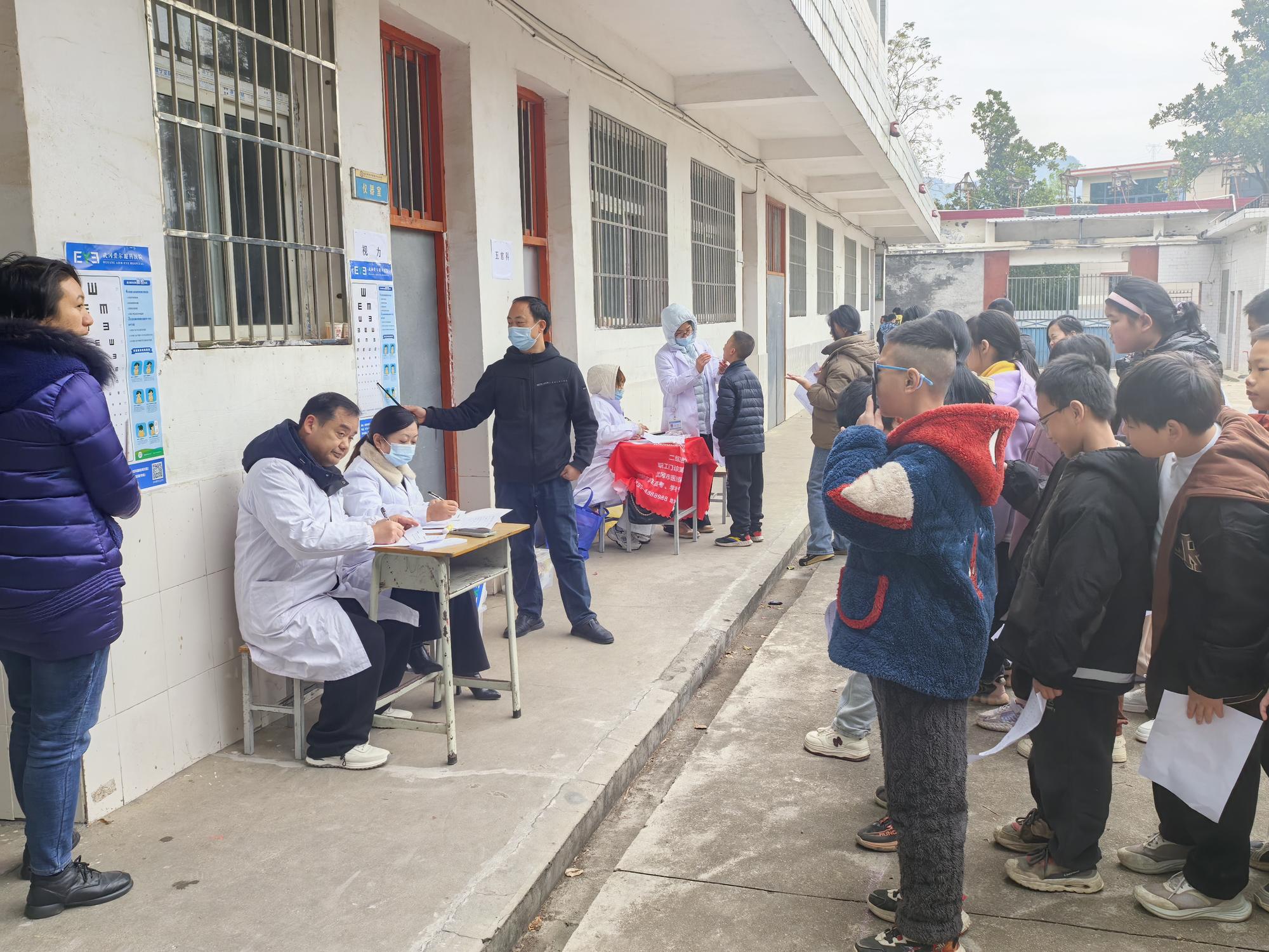武冈市荆竹铺镇中心小学开展学生健康体检工作