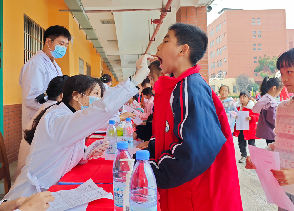 武冈市思源实验学校开展学生体检工作