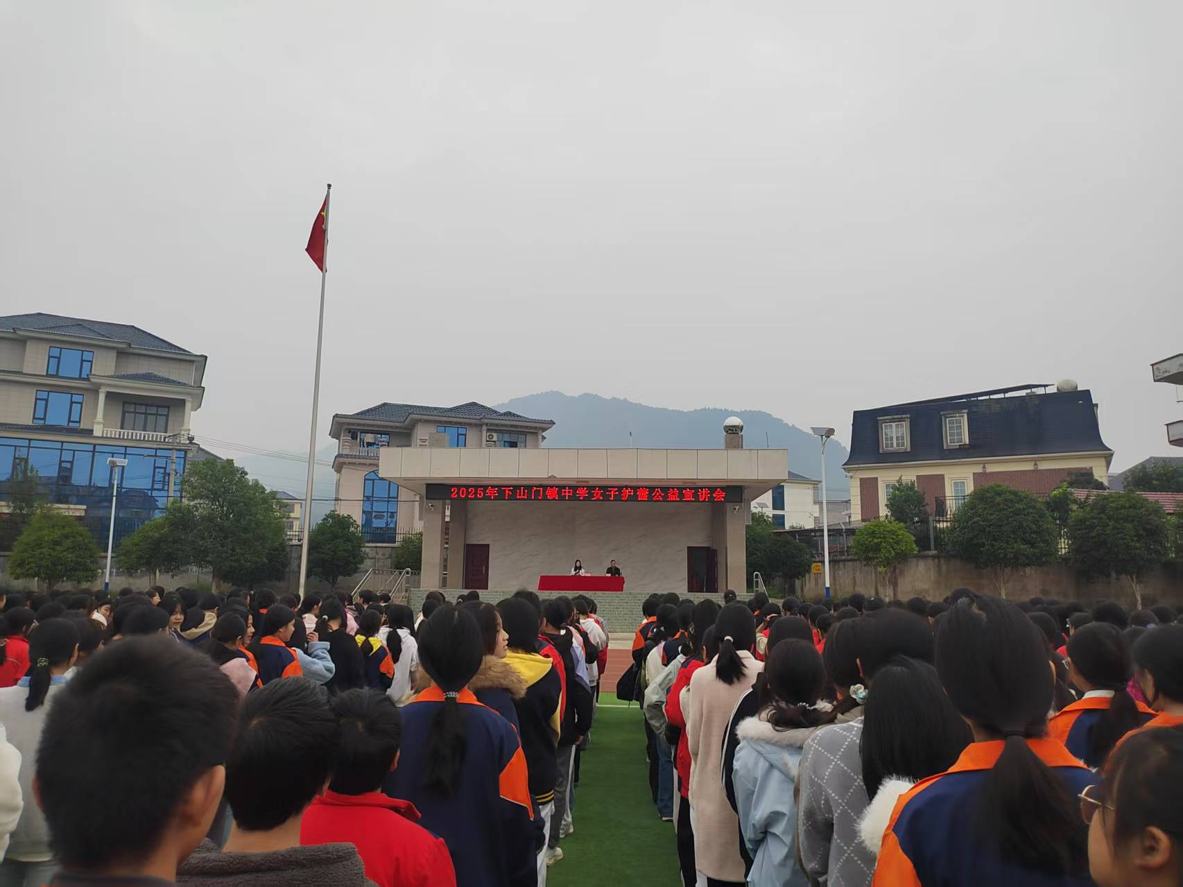 洞口县山门镇中学开展“利剑护蕾”系列活动