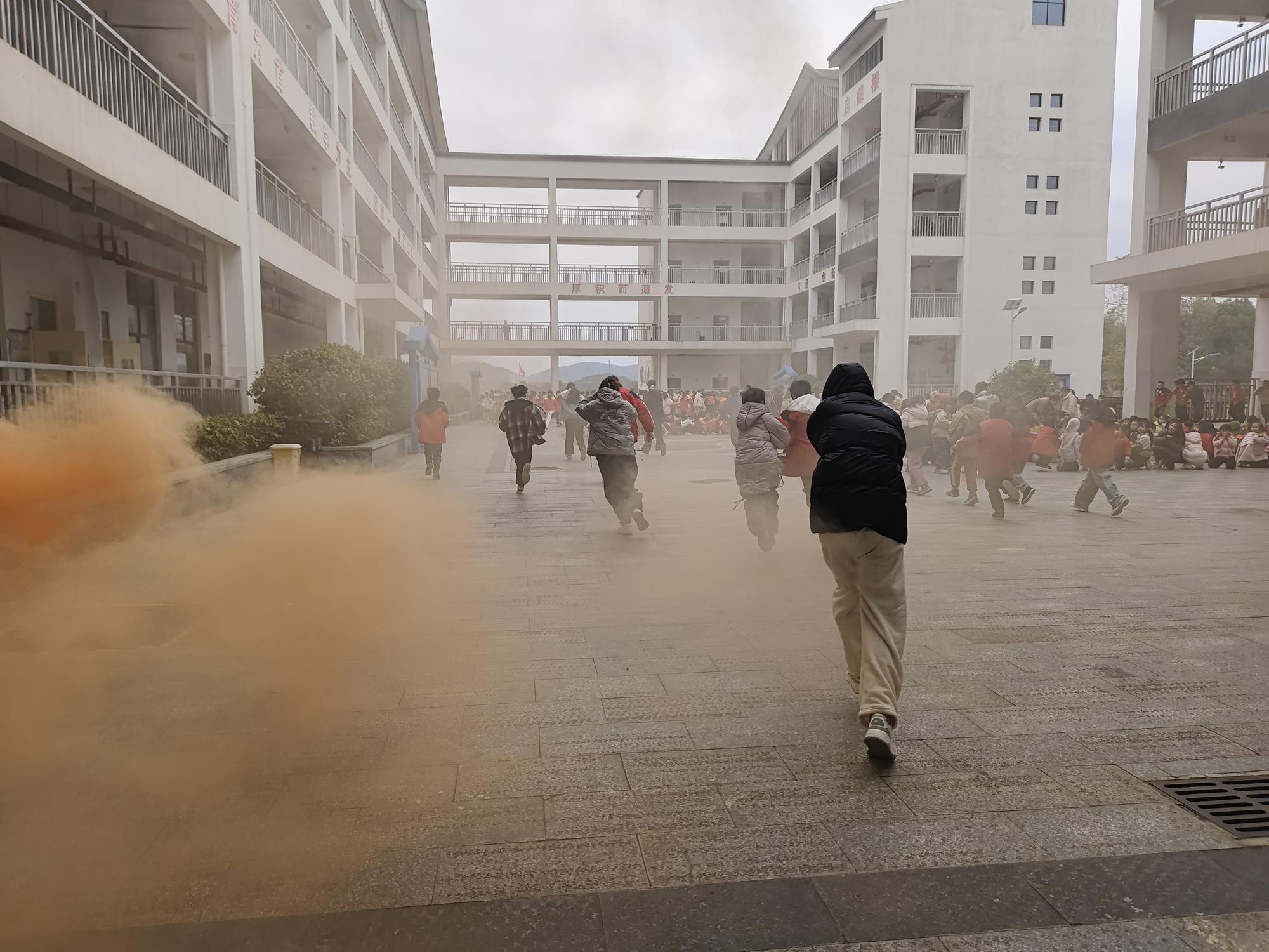 洞口县第二芙蓉学校开展秋季火灾应急疏散演练活动