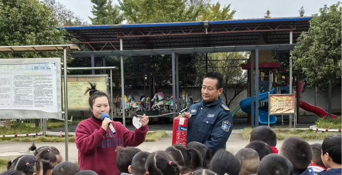 新宁县崀山镇中心幼儿园开展消防安全演练活动