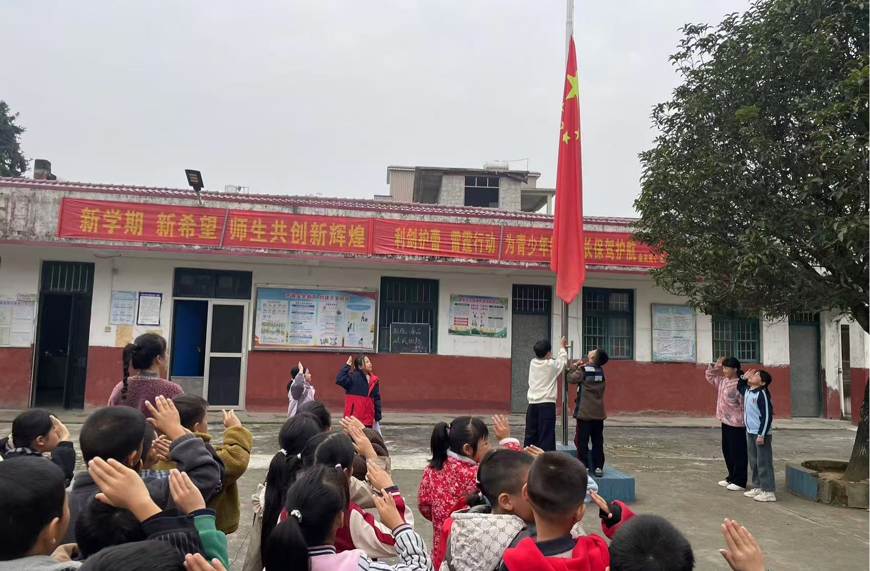 洞口县竹市镇金龙完小举行“拒绝毒品从我做起”主题升旗仪式