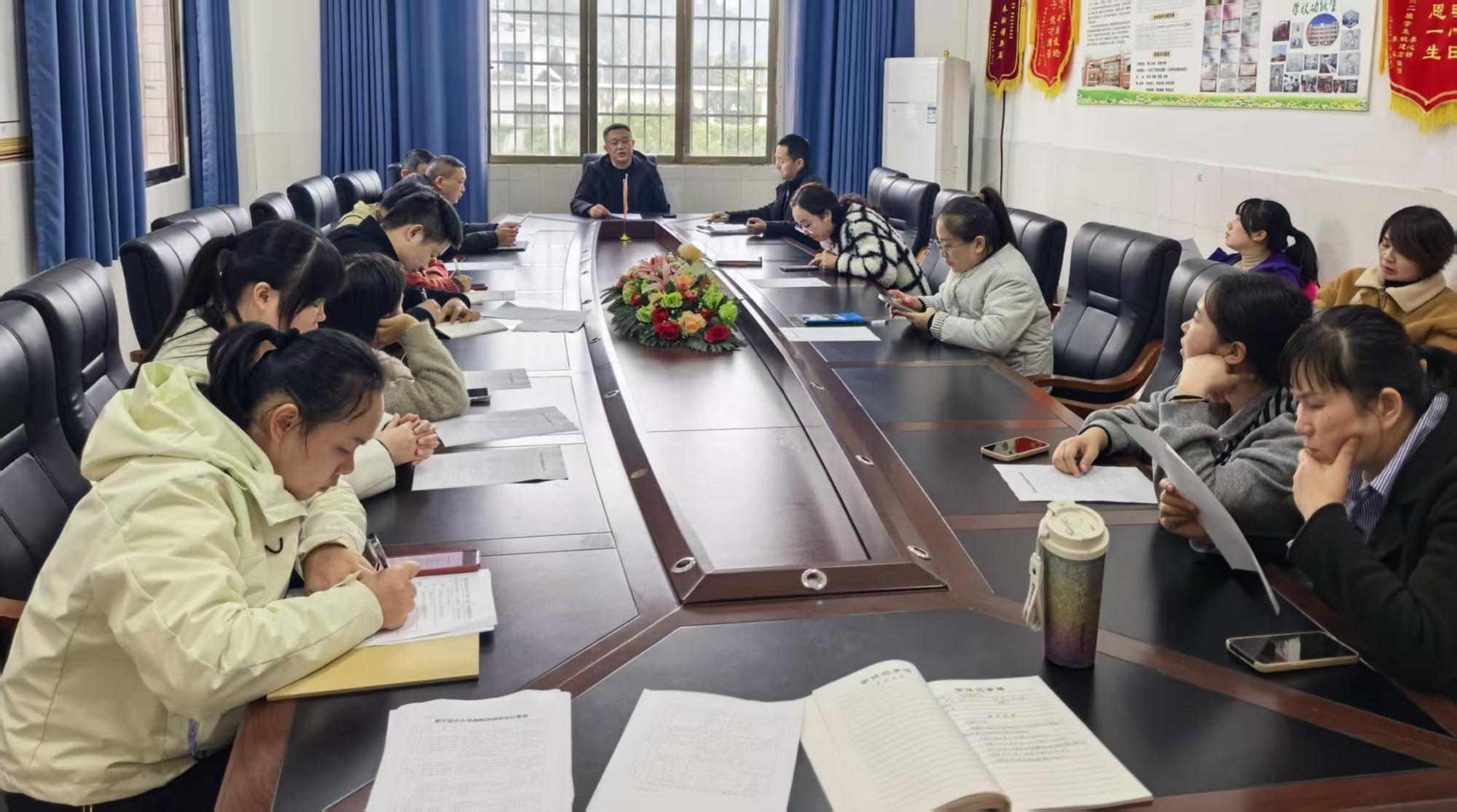 新宁县金石镇明德小学召开教师学分登记管理专项培训会议