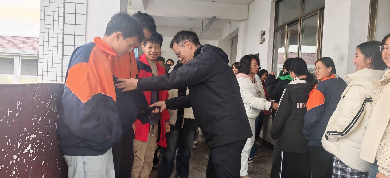 洞口县山门镇中学开展违禁物品专项检查行动