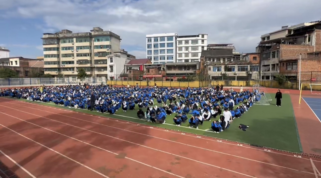 邵阳县长阳铺镇中学开展消防、地震紧急疏散演练活动