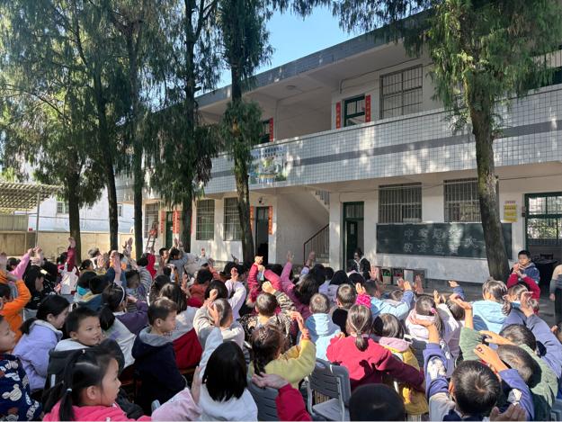 洞口县竹市镇上桥完全小学举行中考总结与安全教育大会