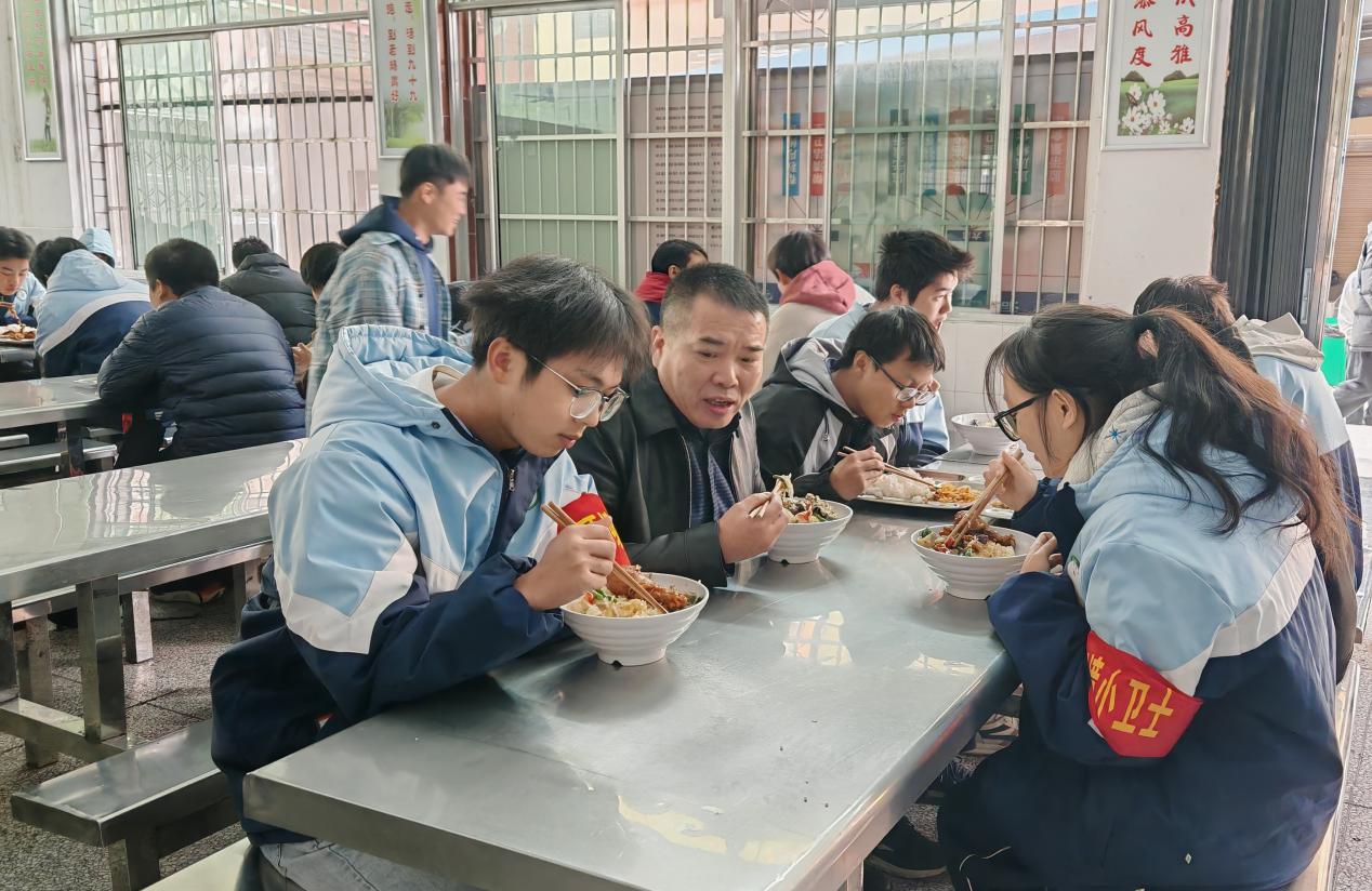 洞口县职业中专开展“校长有约—共进午餐，共话成长”活动