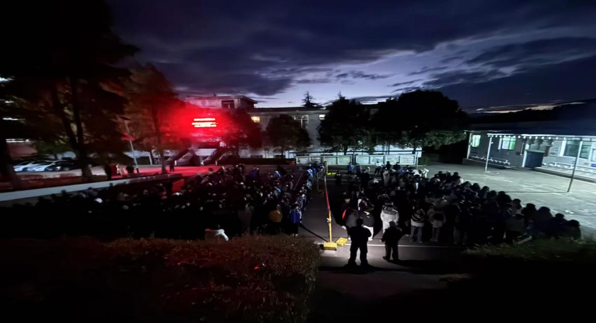 新宁县巡田中学举行“消防应急疏散演练”活动