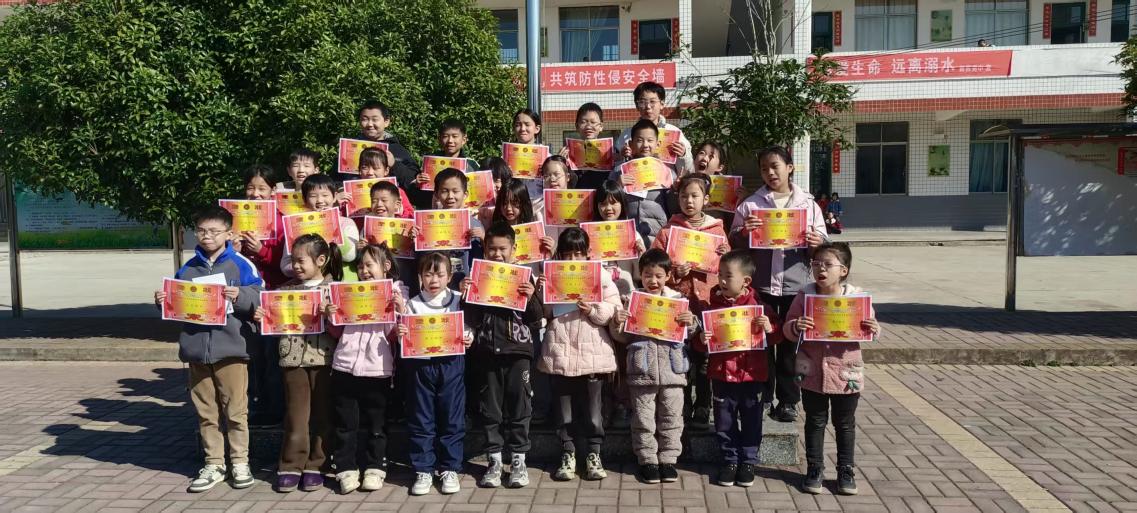 洞口县竹市镇新西小学举行中考总结表彰活动