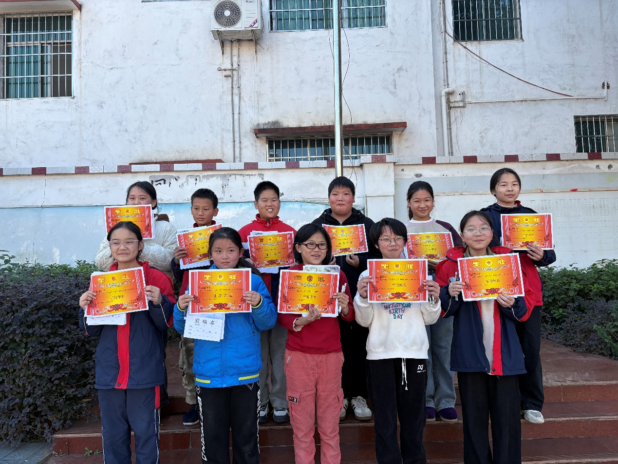 洞口县竹市镇秀丰完小举行期中总结表彰大会