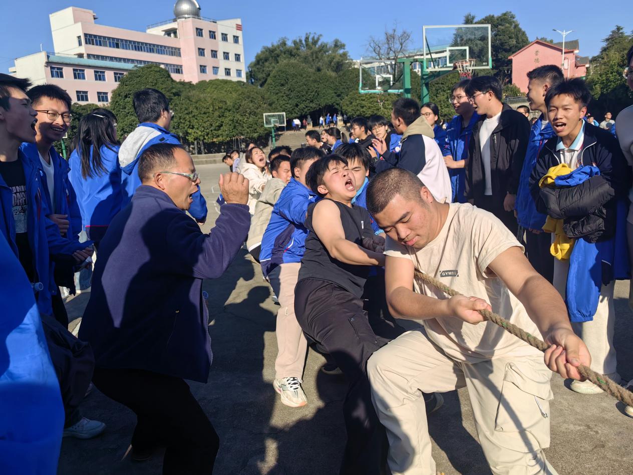 武冈二中举行“减压赋能”拔河比赛