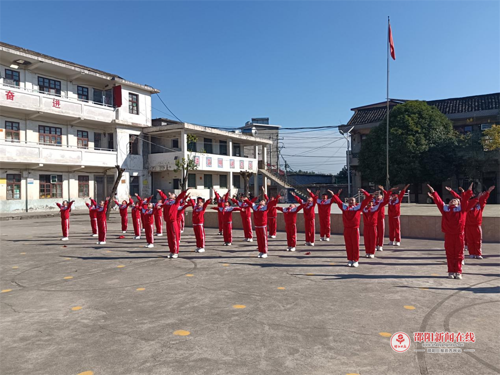 隆回县山界回族乡罗白九年义务制学校举行广播体操比赛