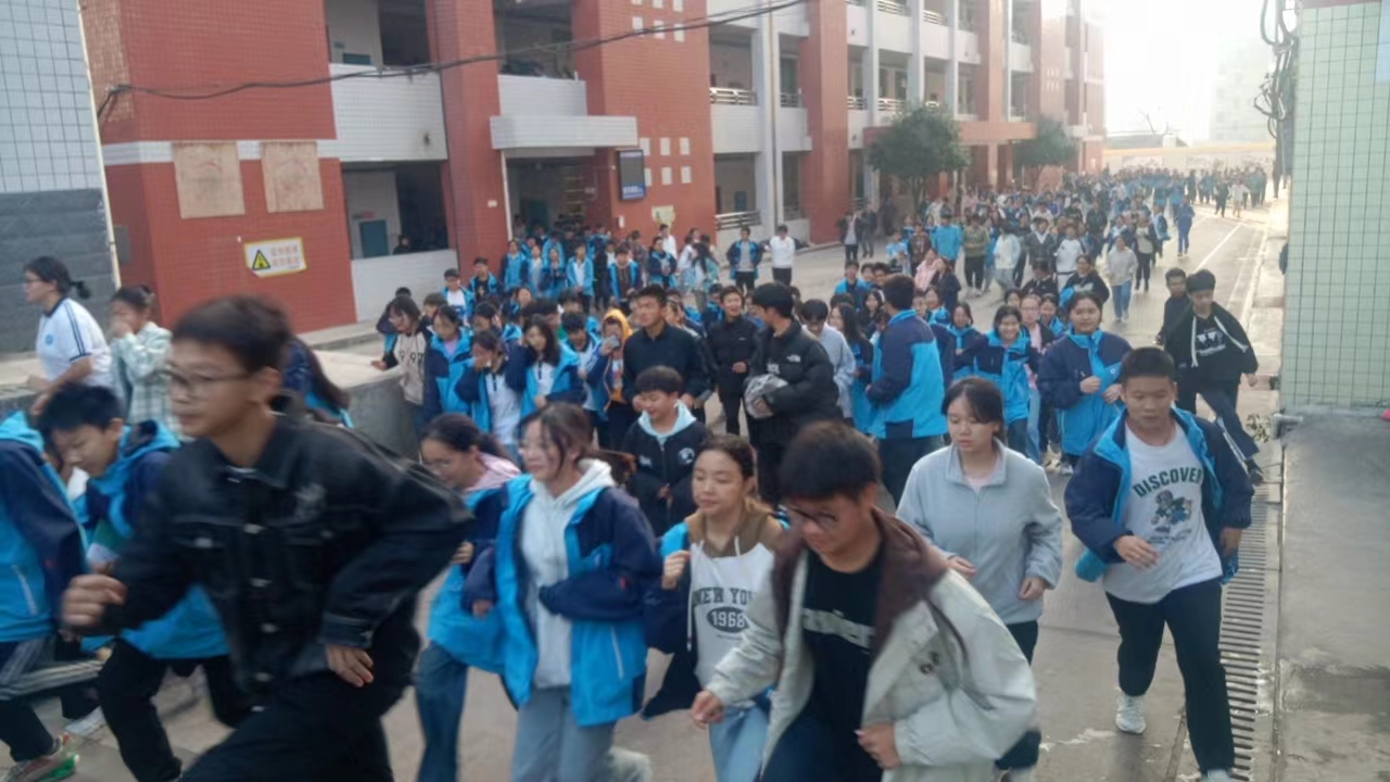 新宁县焦家垅中学举行冬季消防应急疏散演练活动