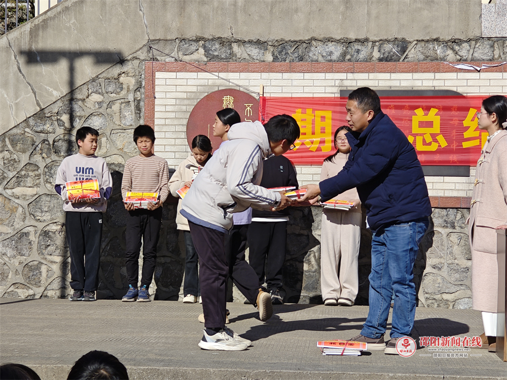 邵东市流光岭镇初级中学：霜华映笔竞期中，长风万里赴凌云