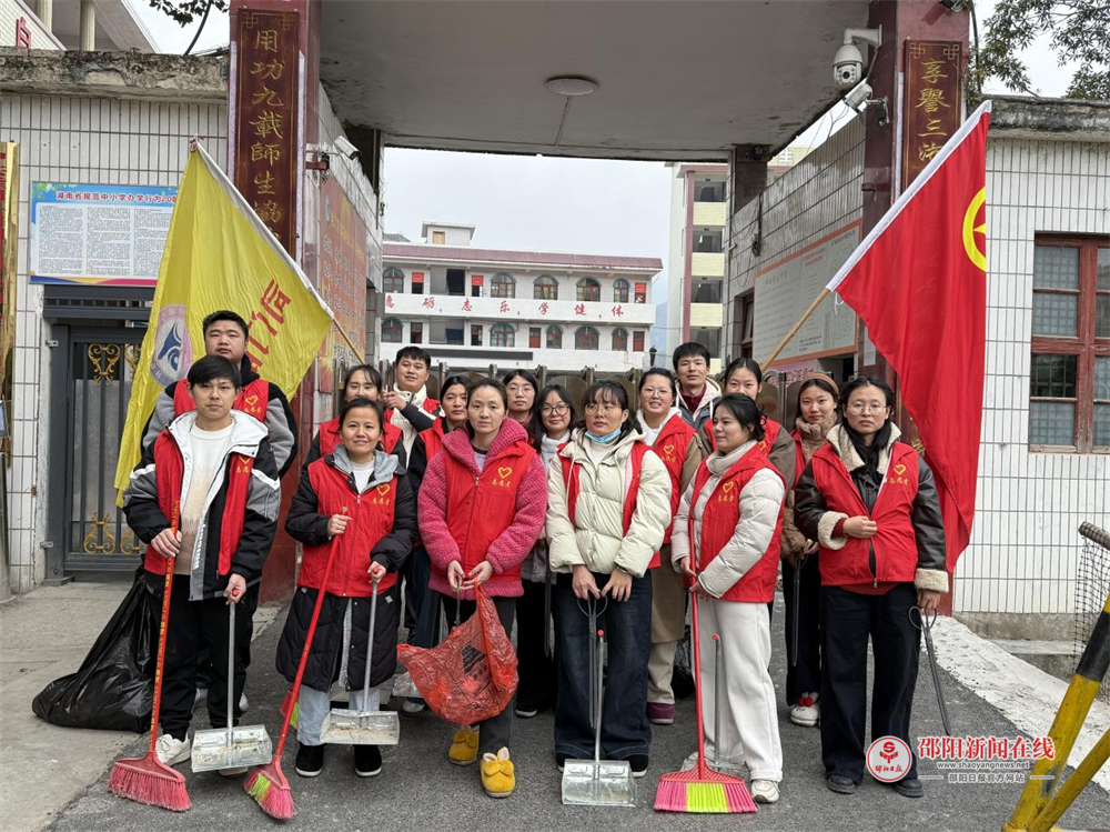 隆回县司门前镇石桥铺九年义务制学校开展校门口街道义扫活动