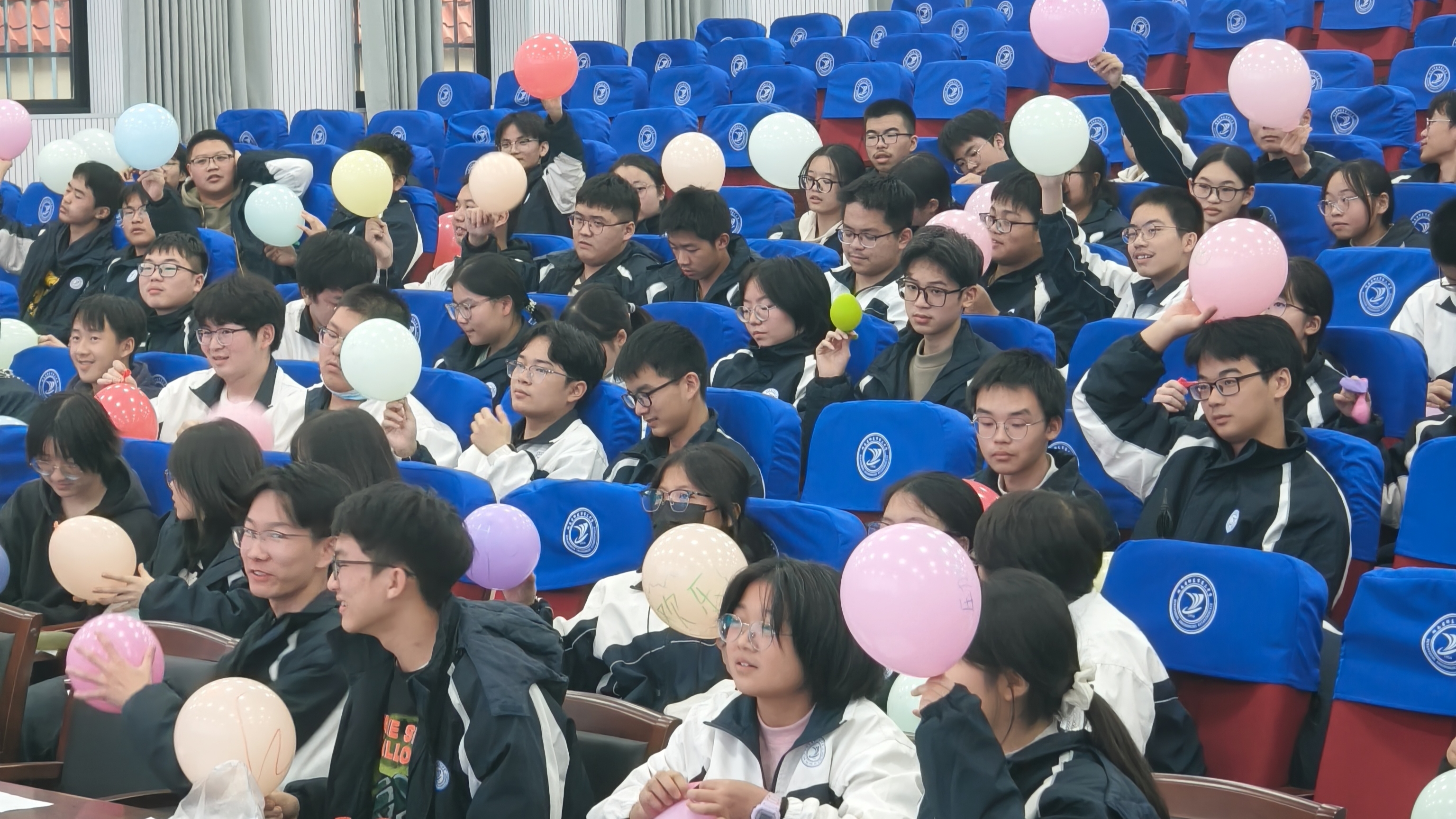 邵东三中开展“快乐不设限”心理减压团辅活动
