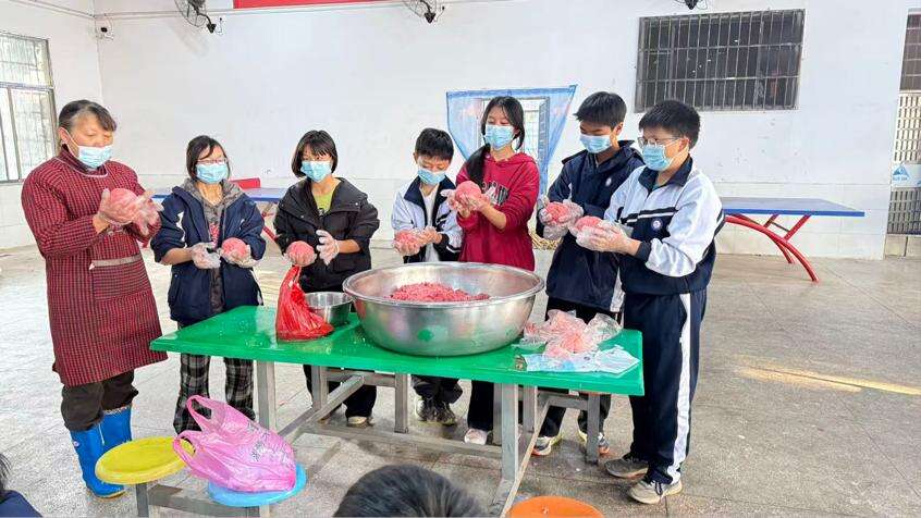 邵东市檀山铺中学开展猪血丸子制作劳动实践活动