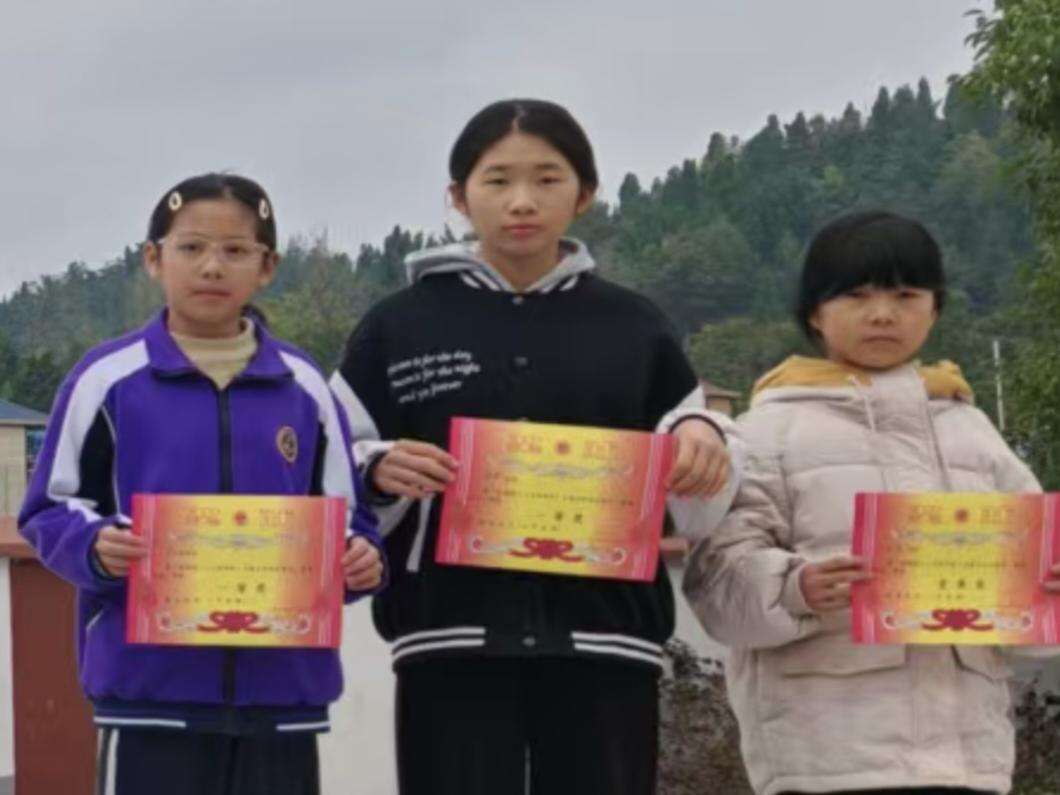 洞口县黄桥镇九峰完全小学：绘出防护“安全网” 防性侵手抄报比赛圆满落幕