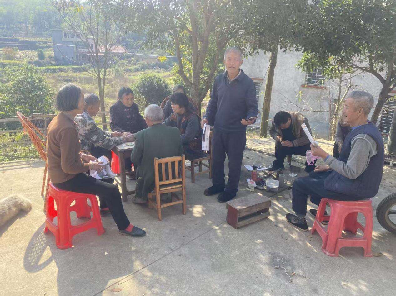 平安财险武冈支公司开展能繁母猪保险下乡宣传活动