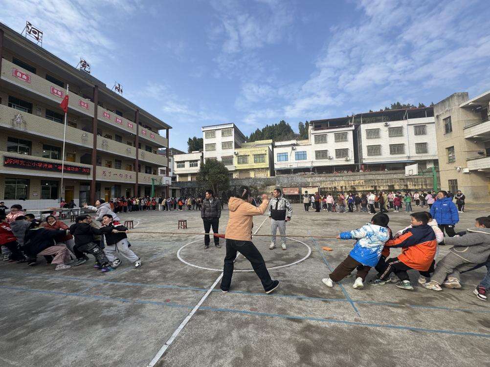 隆回县西洋江镇苏河完全小学举办趣味运动会