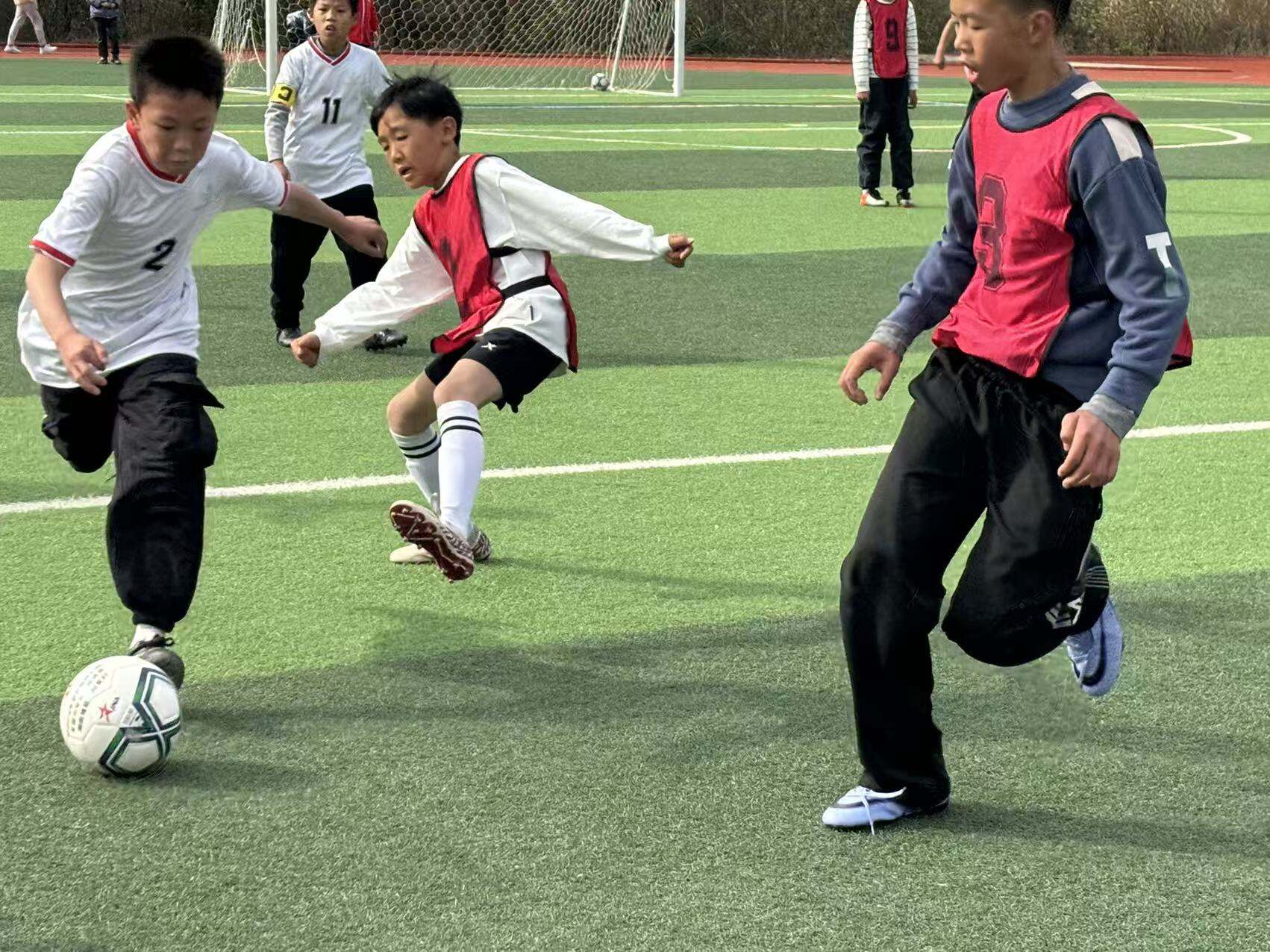 隆回县北山镇中心小学举行足球联谊赛