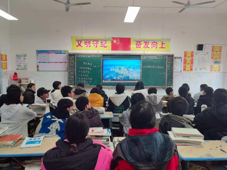 隆回县北山镇中学开展防性侵主题班会