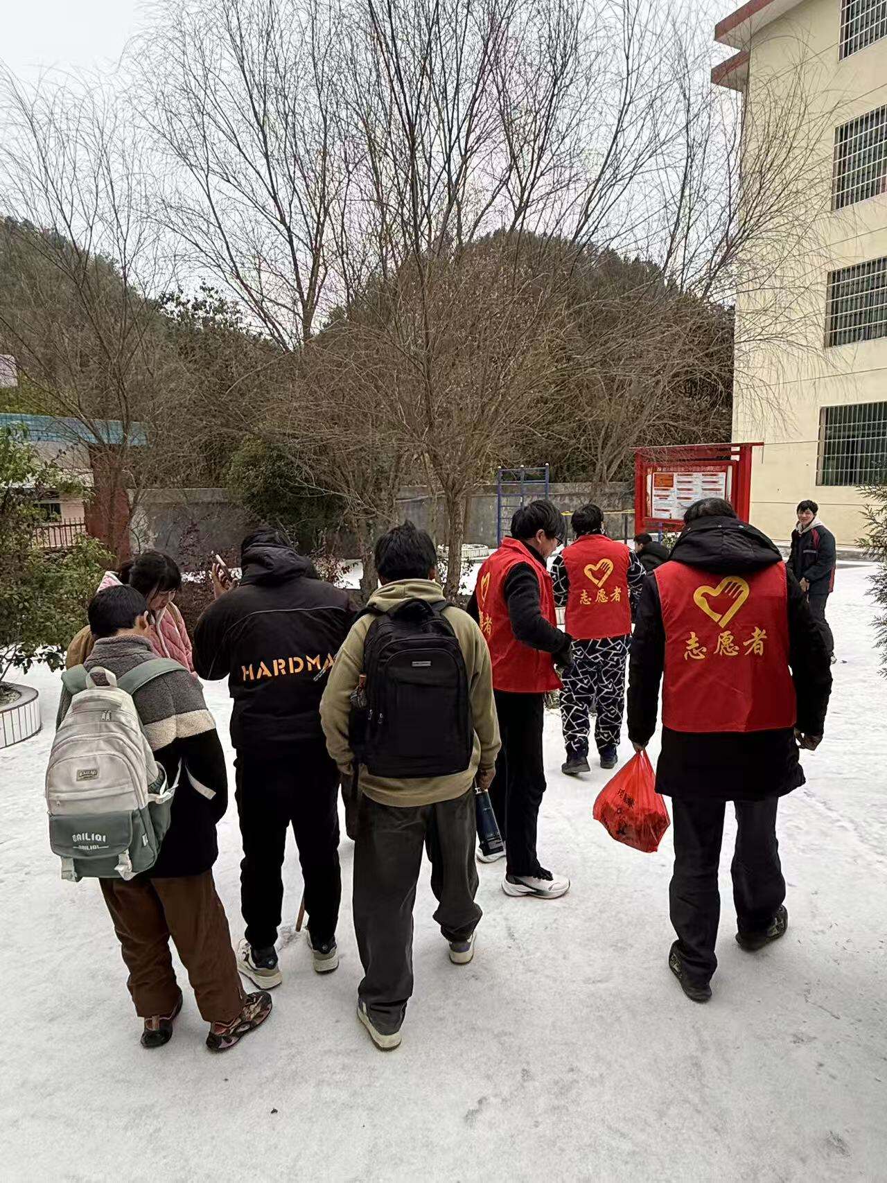 隆回县岩口镇梅塘完全小学教师护送寄宿学生回家
