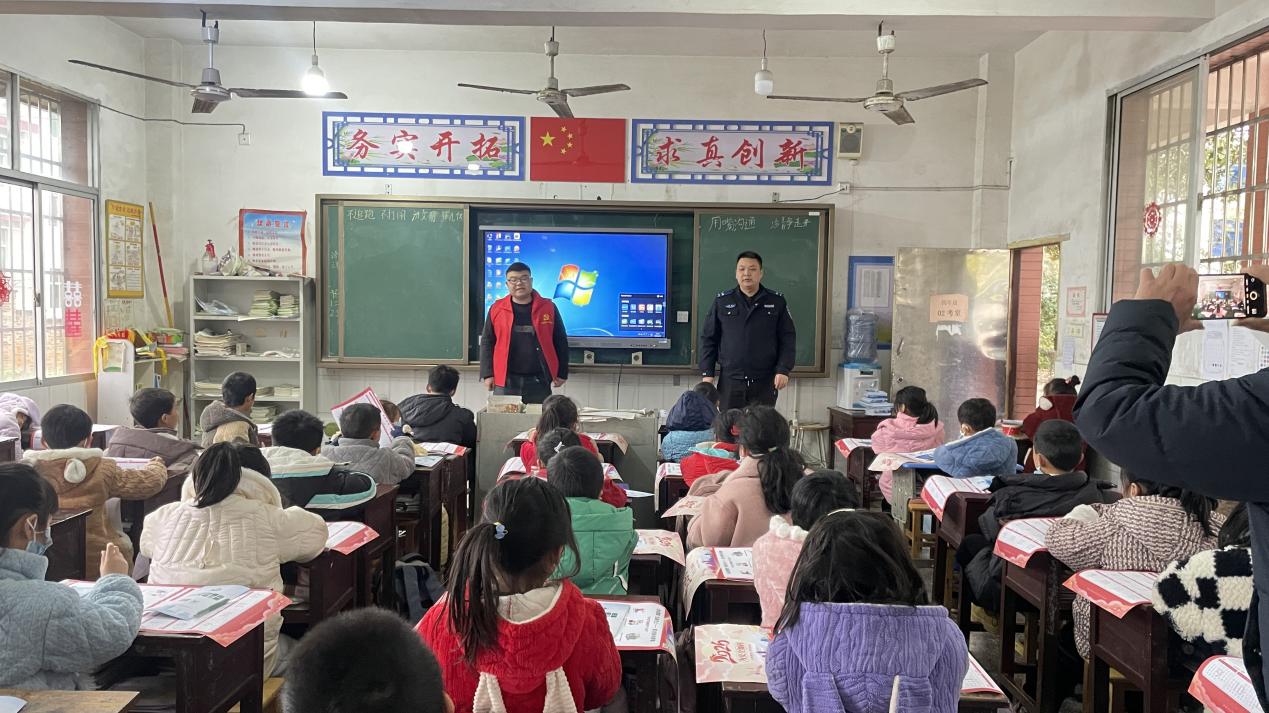 邵东市杨桥镇联合派出所开展校园安全主题宣传活动